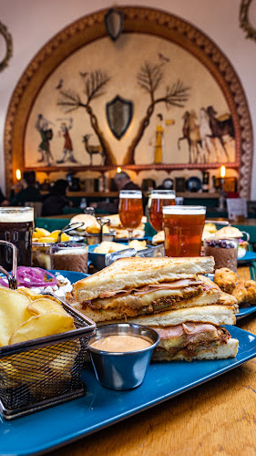 Stol s hranom i pivom u interijeru King's Caffe Food Puba