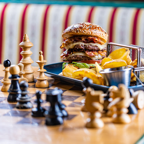 Burger i sahovska ploca u King's Caffe Food Pubu
